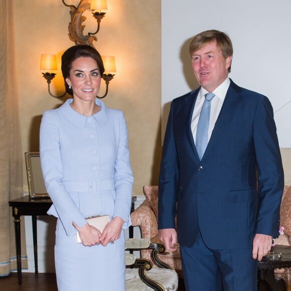 Kate Middleton, duchesse de Cambridge, a été accueillie et reçue à déjeuner par le roi Willem-Alexander des Pays-Bas dans sa résidence personnelle à La Haye, la Villa Eikenhorst, le 11 octobre 2016 à l'occasion de sa première visite officielle en solitaire à l'étranger.