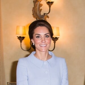 Kate Middleton, duchesse de Cambridge, a été accueillie et reçue à déjeuner par le roi Willem-Alexander des Pays-Bas dans sa résidence personnelle à La Haye, la Villa Eikenhorst, le 11 octobre 2016 à l'occasion de sa première visite officielle en solitaire à l'étranger.