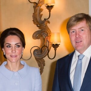 Kate Middleton, duchesse de Cambridge, a été accueillie et reçue à déjeuner par le roi Willem-Alexander des Pays-Bas dans sa résidence personnelle à La Haye, la Villa Eikenhorst, le 11 octobre 2016 à l'occasion de sa première visite officielle en solitaire à l'étranger.