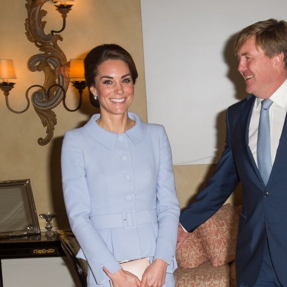 Kate Middleton, duchesse de Cambridge, a été accueillie et reçue à déjeuner par le roi Willem-Alexander des Pays-Bas dans sa résidence personnelle à La Haye, la Villa Eikenhorst, le 11 octobre 2016 à l'occasion de sa première visite officielle en solitaire à l'étranger.