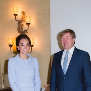 Kate Middleton, duchesse de Cambridge, a été accueillie et reçue à déjeuner par le roi Willem-Alexander des Pays-Bas dans sa résidence personnelle à La Haye, la Villa Eikenhorst, le 11 octobre 2016 à l'occasion de sa première visite officielle en solitaire à l'étranger.