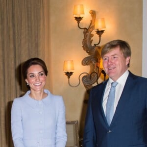 Kate Middleton, duchesse de Cambridge, a été accueillie et reçue à déjeuner par le roi Willem-Alexander des Pays-Bas dans sa résidence personnelle à La Haye, la Villa Eikenhorst, le 11 octobre 2016 à l'occasion de sa première visite officielle en solitaire à l'étranger.