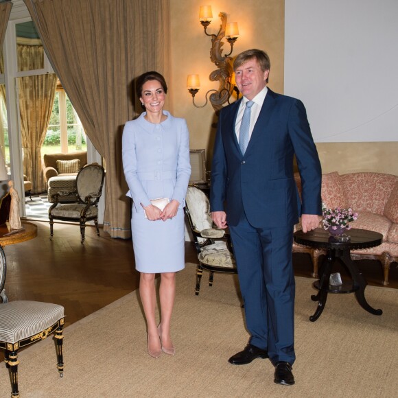 Kate Middleton, duchesse de Cambridge, a été accueillie et reçue à déjeuner par le roi Willem-Alexander des Pays-Bas dans sa résidence personnelle à La Haye, la Villa Eikenhorst, le 11 octobre 2016 à l'occasion de sa première visite officielle en solitaire à l'étranger.