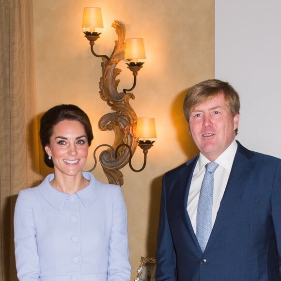 Kate Middleton, duchesse de Cambridge, a été accueillie et reçue à déjeuner par le roi Willem-Alexander des Pays-Bas dans sa résidence personnelle à La Haye, la Villa Eikenhorst, le 11 octobre 2016 à l'occasion de sa première visite officielle en solitaire à l'étranger.