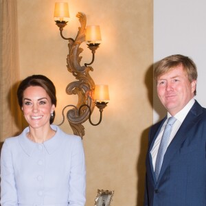 Kate Middleton, duchesse de Cambridge, a été accueillie et reçue à déjeuner par le roi Willem-Alexander des Pays-Bas dans sa résidence personnelle à La Haye, la Villa Eikenhorst, le 11 octobre 2016 à l'occasion de sa première visite officielle en solitaire à l'étranger.