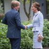 Kate Middleton, duchesse de Cambridge, a été accueillie et reçue à déjeuner par le roi Willem-Alexander des Pays-Bas dans sa résidence personnelle à La Haye, la Villa Eikenhorst, le 11 octobre 2016 à l'occasion de sa première visite officielle en solitaire à l'étranger.