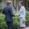 Kate Middleton, duchesse de Cambridge, a été accueillie et reçue à déjeuner par le roi Willem-Alexander des Pays-Bas dans sa résidence personnelle à La Haye, la Villa Eikenhorst, le 11 octobre 2016 à l'occasion de sa première visite officielle en solitaire à l'étranger.