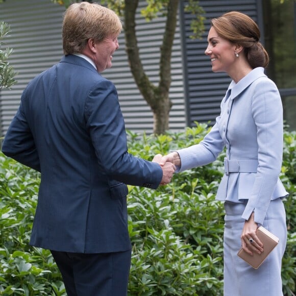 Kate Middleton, duchesse de Cambridge, a été accueillie et reçue à déjeuner par le roi Willem-Alexander des Pays-Bas dans sa résidence personnelle à La Haye, la Villa Eikenhorst, le 11 octobre 2016 à l'occasion de sa première visite officielle en solitaire à l'étranger.