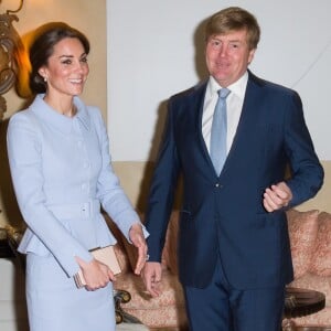 Kate Middleton, duchesse de Cambridge, a été accueillie et reçue à déjeuner par le roi Willem-Alexander des Pays-Bas dans sa résidence personnelle à La Haye, la Villa Eikenhorst, le 11 octobre 2016 à l'occasion de sa première visite officielle en solitaire à l'étranger.