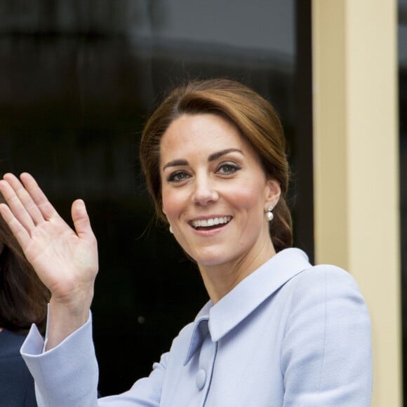 Kate Middleton, duchesse de Cambridge, a visité le musée Mauritshuis à La Haye le 11 octobre 2016 à l'occasion de sa première visite officielle en solitaire à l'étranger.