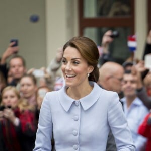 Kate Middleton, duchesse de Cambridge, a visité le musée Mauritshuis à La Haye le 11 octobre 2016 à l'occasion de sa première visite officielle en solitaire à l'étranger.