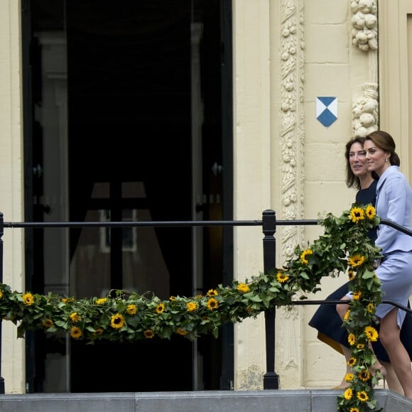 Kate Middleton, duchesse de Cambridge, a visité le musée Mauritshuis à La Haye le 11 octobre 2016 à l'occasion de sa première visite officielle en solitaire à l'étranger.