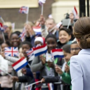 Kate Middleton, duchesse de Cambridge, a visité le musée Mauritshuis à La Haye le 11 octobre 2016 à l'occasion de sa première visite officielle en solitaire à l'étranger.