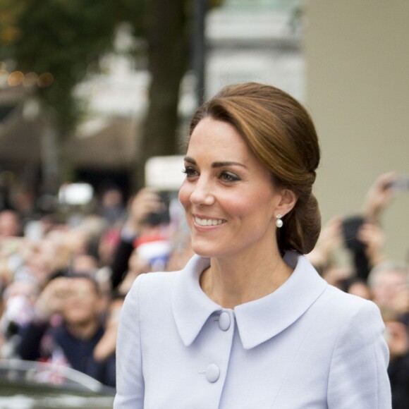 Kate Middleton, duchesse de Cambridge, a visité le musée Mauritshuis à La Haye le 11 octobre 2016 à l'occasion de sa première visite officielle en solitaire à l'étranger.