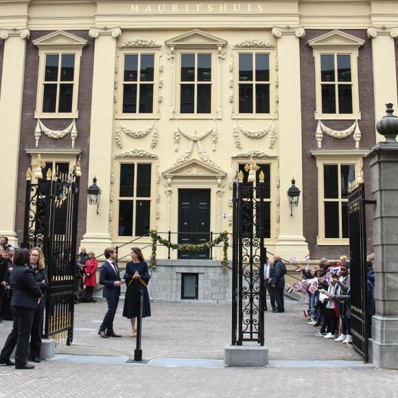 Kate Middleton, duchesse de Cambridge, a visité le musée Mauritshuis à La Haye le 11 octobre 2016 à l'occasion de sa première visite officielle en solitaire à l'étranger.