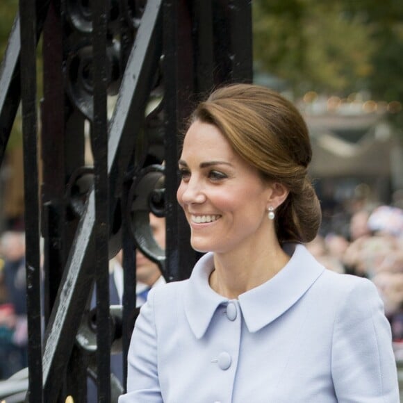 Kate Middleton, duchesse de Cambridge, a visité le musée Mauritshuis à La Haye le 11 octobre 2016 à l'occasion de sa première visite officielle en solitaire à l'étranger.