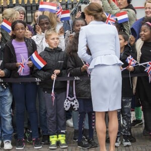 Kate Middleton, duchesse de Cambridge, a visité le musée Mauritshuis à La Haye le 11 octobre 2016 à l'occasion de sa première visite officielle en solitaire à l'étranger.