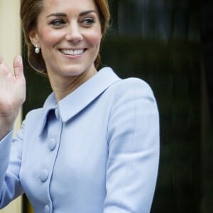 Kate Middleton, duchesse de Cambridge, a visité le musée Mauritshuis à La Haye le 11 octobre 2016 à l'occasion de sa première visite officielle en solitaire à l'étranger.