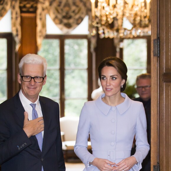 Kate Middleton, duchesse de Cambridge, à la résidence de l'ambassadeur de Grande-Bretagne à La Haye le 11 octobre 2016 à l'occasion de sa première visite officielle en solitaire à l'étranger.