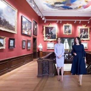 Kate Middleton, duchesse de Cambridge, en déplacement solo aux Pays-bas, visite le musée Mauritshuis à La Haye le 11 octobre 2016.