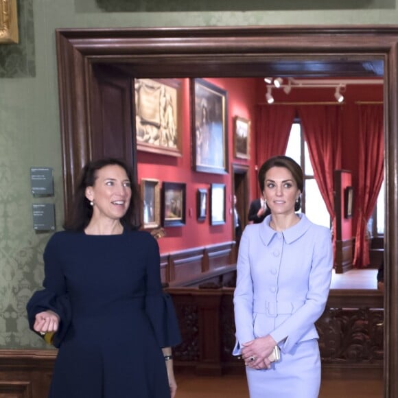 Kate Middleton, duchesse de Cambridge, en déplacement solo aux Pays-bas, visite le musée Mauritshuis à La Haye le 11 octobre 2016.