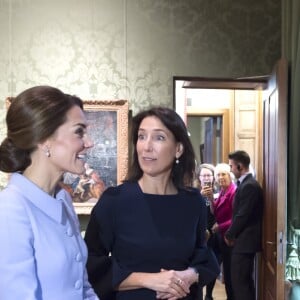 Kate Middleton, duchesse de Cambridge, en déplacement solo aux Pays-bas, visite le musée Mauritshuis à La Haye le 11 octobre 2016.