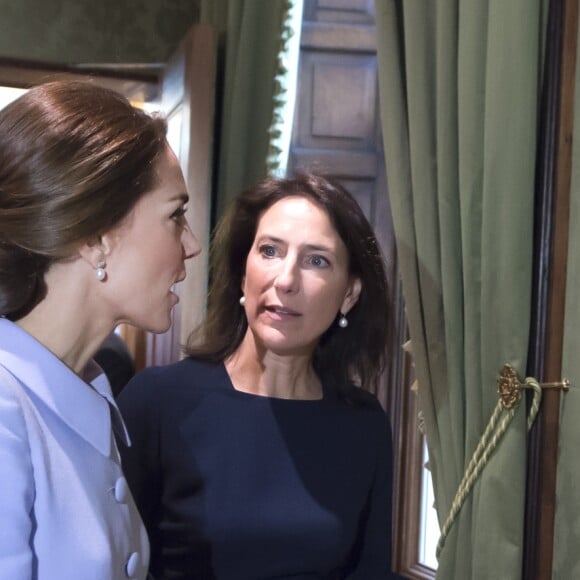 Kate Middleton, duchesse de Cambridge, en déplacement solo aux Pays-bas, visite le musée Mauritshuis à La Haye le 11 octobre 2016.