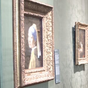 Kate Middleton, duchesse de Cambridge, en déplacement solo aux Pays-bas, visite le musée Mauritshuis à La Haye le 11 octobre 2016.