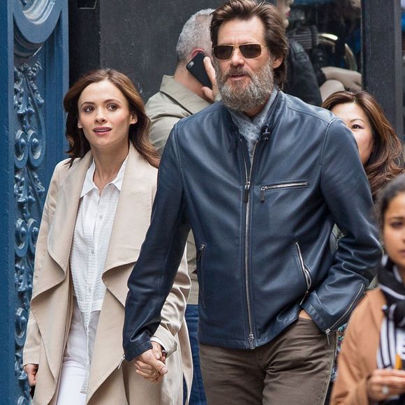 Info - Jim Carrey poursuivi pour avoir fourni les drogues qui ont tué son ex-petite amie - Jim Carrey se promène, main dans la main, avec sa compagne Cathriona White dans les rues de New York, le 18 mai 2015