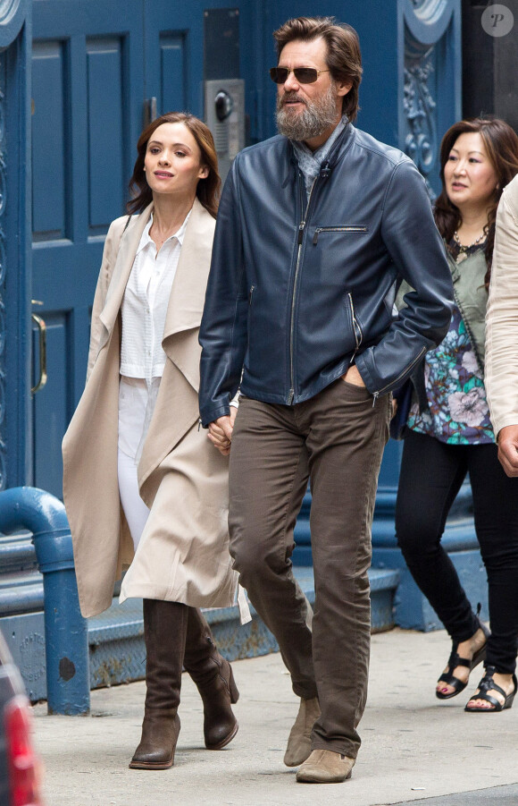 Jim Carrey se promène, main dans la main, avec sa compagne Cathriona White dans les rues de New York, le 18 mai 2015