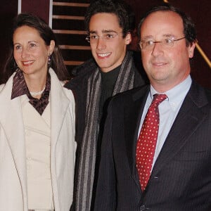 Ségolène Royal et François Hollande avec leur fils Thomas à Paris le 11 janvier 2005.