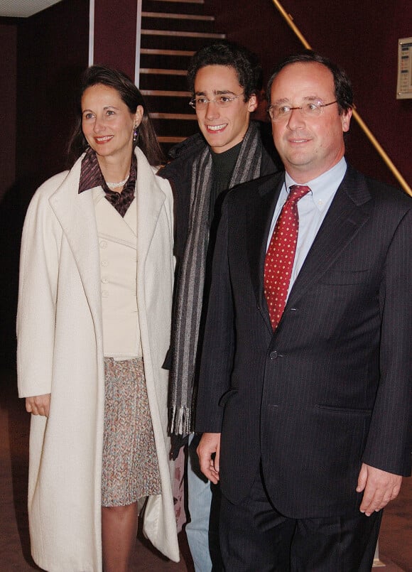 Ségolène Royal et François Hollande avec leur fils Thomas à Paris le 11 janvier 2005.