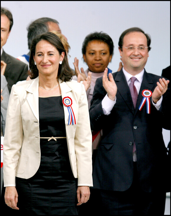 Ségolène Royal en meeting à Paris pour l'élection présidentielle, accompagnée de François Hollande, le 18 mars 2007.
