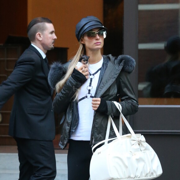 Paris Hilton se balade avec son nouveau petit chihuahua adopté pour la modique somme de 8000 dollars à New York! Le 11 octobre 2016