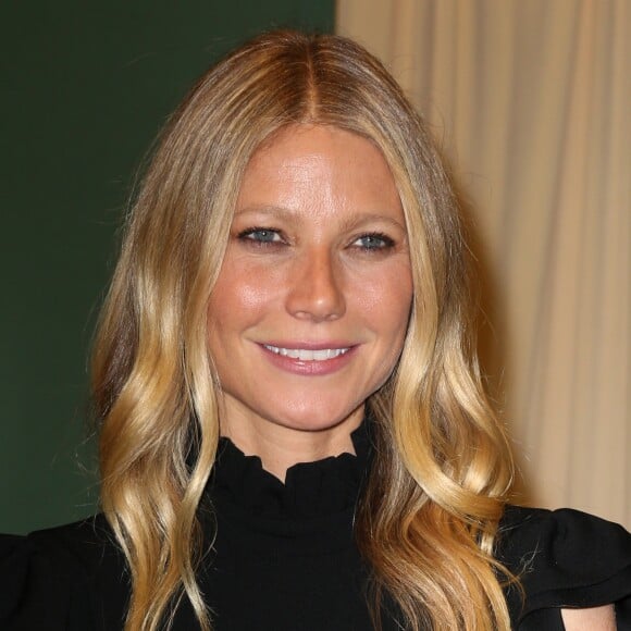 Gwyneth Paltrow dédicace son livre "Its All Easy" à la librairie "Barnes & Noble" à New York, le 12 avril 2016.