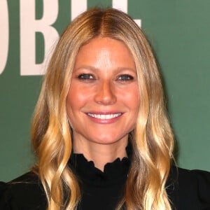 Gwyneth Paltrow dédicace son livre "Its All Easy" à la librairie "Barnes & Noble" à New York, le 12 avril 2016.