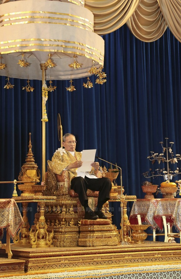Le roi Bhumibol Adulyadej de Thaïlande prononce son discours d'anniversaire au Palais Klai Kangwon à Hua Hin, dans la province de Prachuap Khiri Khan, le 5 décembre 2013.