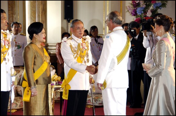 Le roi Bhumibol de Thaïlande, avec à ses côtés sa femme la reine Sirikit, recevant le 12 juin 2006 les félicitations du roi Carl XVI Gustaf et de la reine Silvia de Suède lors de la célébration à Bangkok de ses 60 ans de règne. Le roi Bhumibol est mort le 13 octobre 2016 à 88 ans.