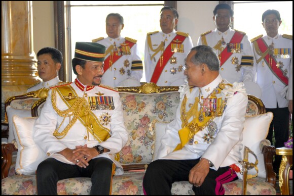 Le roi Bhumibol de Thaïlande (à droite) avec le sultan de Brunei lors des célébrations de ses 60 ans de règne en 2006 à Bangkok. Le roi Bhumibol est mort le 13 octobre 2016 à 88 ans.