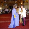 Le roi Bhumibol de Thaïlande accueillant la reine Sofia d'Espagne au palais royal à Bangkok lors de la célébration des 60 ans de son règne, le 12 juin 2006. Le roi Bhumibol est mort le 13 octobre 2016 à 88 ans.