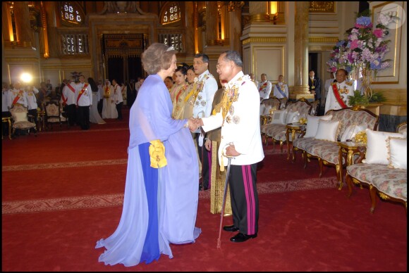 Le roi Bhumibol de Thaïlande accueillant la reine Sofia d'Espagne au palais royal à Bangkok lors de la célébration des 60 ans de son règne, le 12 juin 2006. Le roi Bhumibol est mort le 13 octobre 2016 à 88 ans.