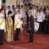 Le roi Bhumibol de Thaïlande félicité par l'empereur Akihito du Japon et l'impératrice Michiko lors de la célébration de ses 60 ans de règne, le 12 juin 2006 à Bangkok. Le roi Bhumibol est mort le 13 octobre 2016 à 88 ans. 