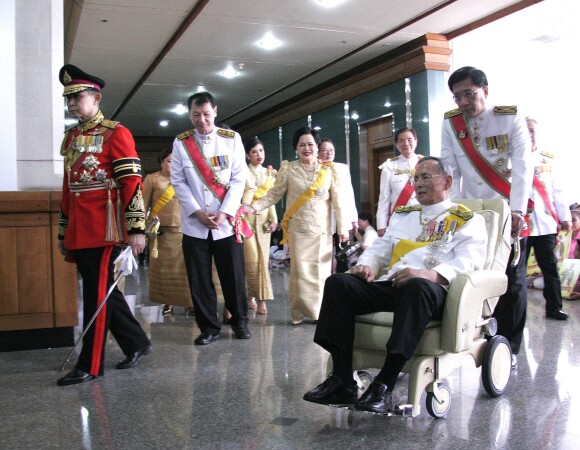 Le roi Bhumibol de Thaïlande quittant en fauteuil roulant l'hôpital Siriraj à Bangkok le 5 décembre 2011. © Rachen Sageamsak/Xinhua/Photoshot/ABACAPRESS.COM