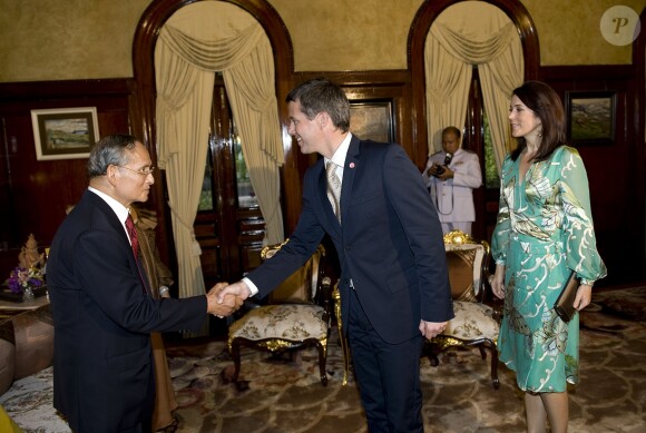 Le roi Bhumibol de Thaïlande accueillant à Bangkok le prince héritier Frederik et la princesse Mary de Danemark le 25 novembre 2008.