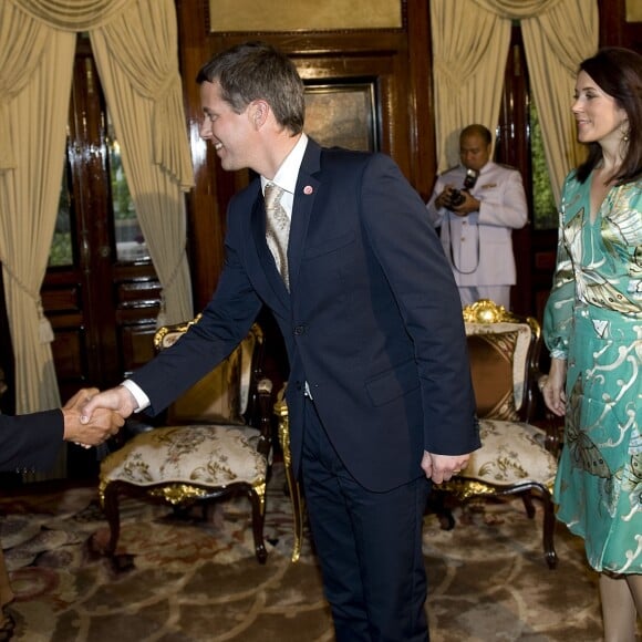 Le roi Bhumibol de Thaïlande accueillant à Bangkok le prince héritier Frederik et la princesse Mary de Danemark le 25 novembre 2008.