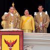 Le roi Bhumibol de Thaïlande, la reine Sirikit et le prince héritier Maha Vajiralongkorn au balcon du palais royal lors de la célébration des 80 ans du souverain, le 5 décembre 2007. Le roi Bhumibol est mort le 13 octobre 2016 à 88 ans. © Patrick Durand/ABACAPRESS.COM