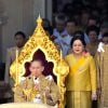Le roi Bhumibol de Thaïlande, la reine Sirikit et le prince héritier Maha Vajiralongkorn au balcon du palais royal lors de la célébration des 80 ans du souverain, le 5 décembre 2007. Le roi Bhumibol est mort le 13 octobre 2016 à 88 ans. © Patrick Durand/ABACAPRESS.COM