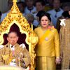 Le roi Bhumibol de Thaïlande, la reine Sirikit et le prince héritier Maha Vajiralongkorn au balcon du palais royal lors de la célébration des 80 ans du souverain, le 5 décembre 2007. Le roi Bhumibol est mort le 13 octobre 2016 à 88 ans. © Patrick Durand/ABACAPRESS.COM