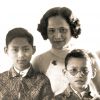 Le roi Bhumibol de Thaïlande, son frère Ananda Mahidol et leur mère Sangwal en 1937 à Arosa, en Suisse. Le roi Bhumibol est mort le 13 octobre 2016 à 88 ans. 