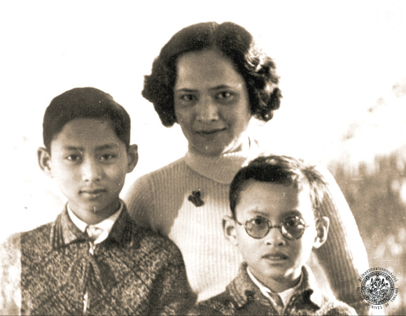 Le roi Bhumibol de Thaïlande, son frère Ananda Mahidol et leur mère Sangwal en 1937 à Arosa, en Suisse. Le roi Bhumibol est mort le 13 octobre 2016 à 88 ans. 